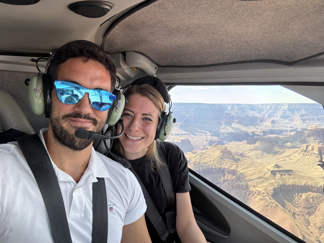 Selfie en avioneta sobrevolando el Gran Cañón