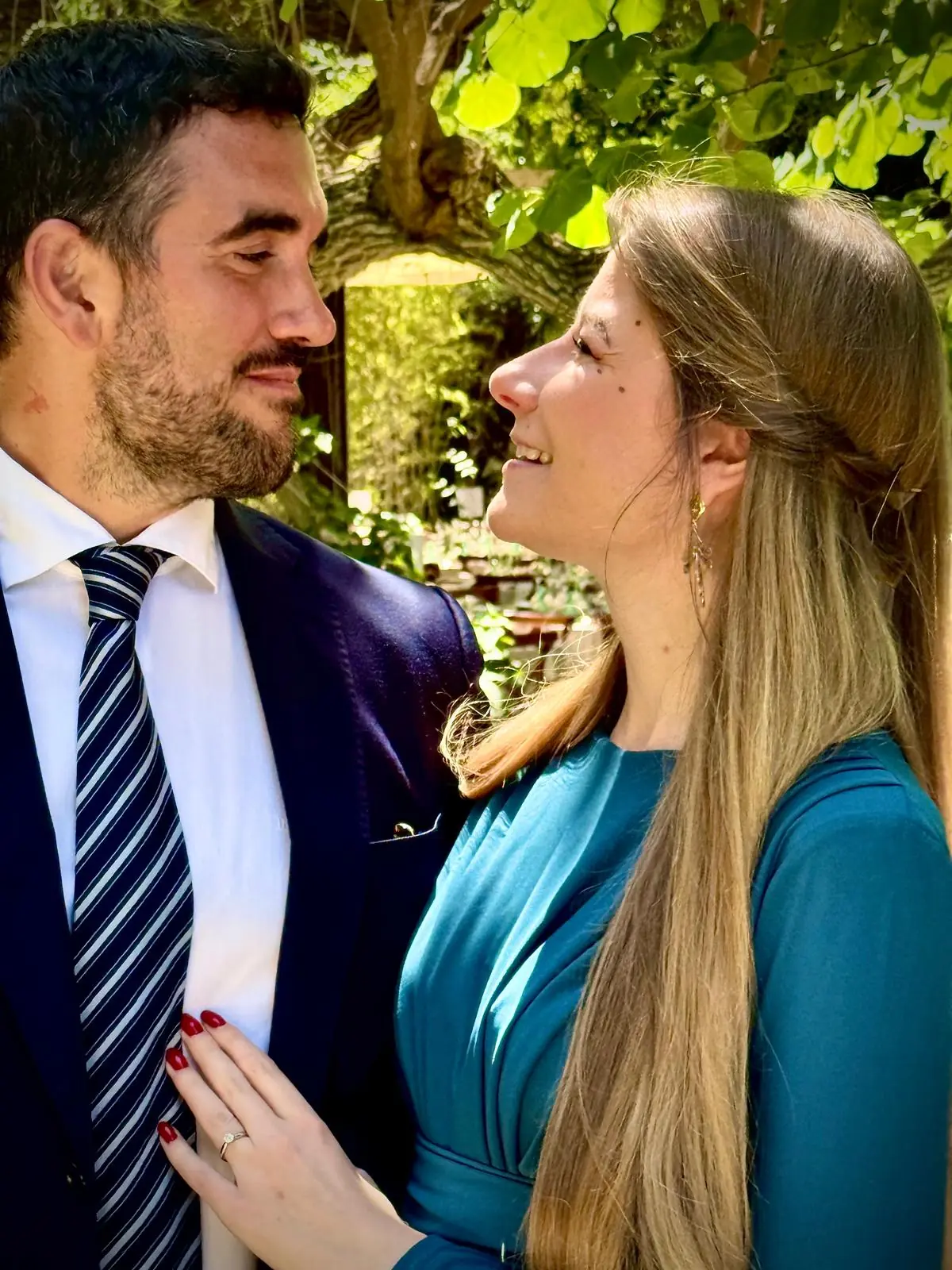José y Justine mirándose en un jardín