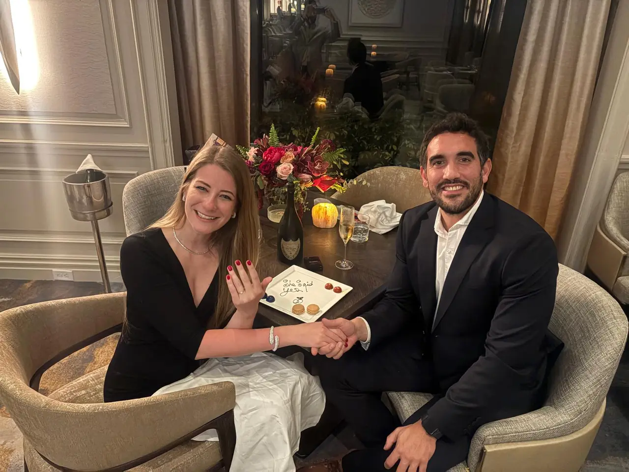 La pedida: Justine enseña el anillo junto a un plato con She said yes