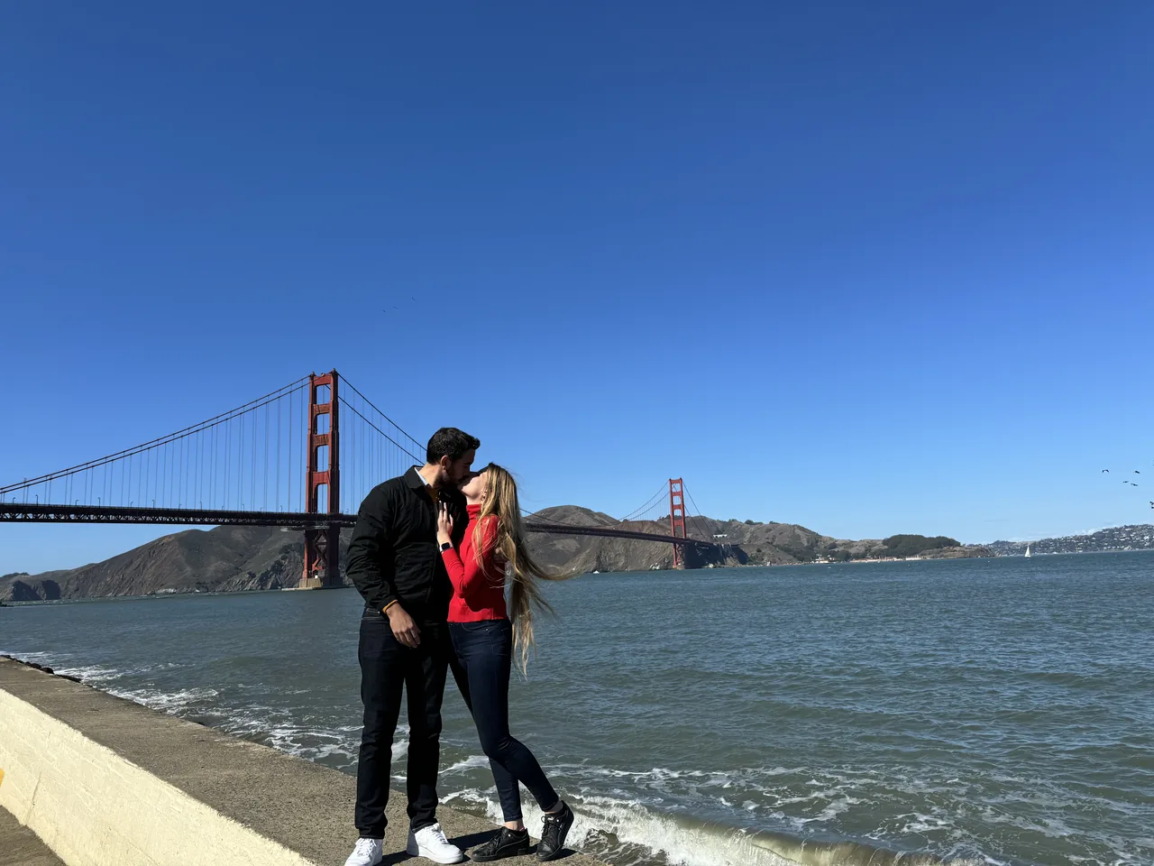 Beso frente al Golden Gate
