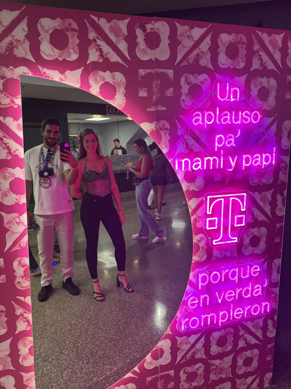 Selfie frente a un espejo decorado con neones rosas